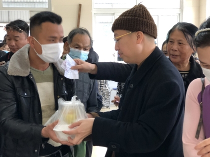 300 suất ăn miễn phí với bệnh nhân nghèo nhân dịp lễ Phật thành đạo